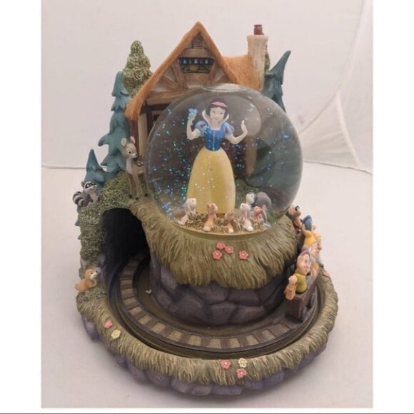 Disney SNOW WHITE & SEVEN DWARVES large Music SNOW GLOBE collectible holidays - Picture 4 of 13